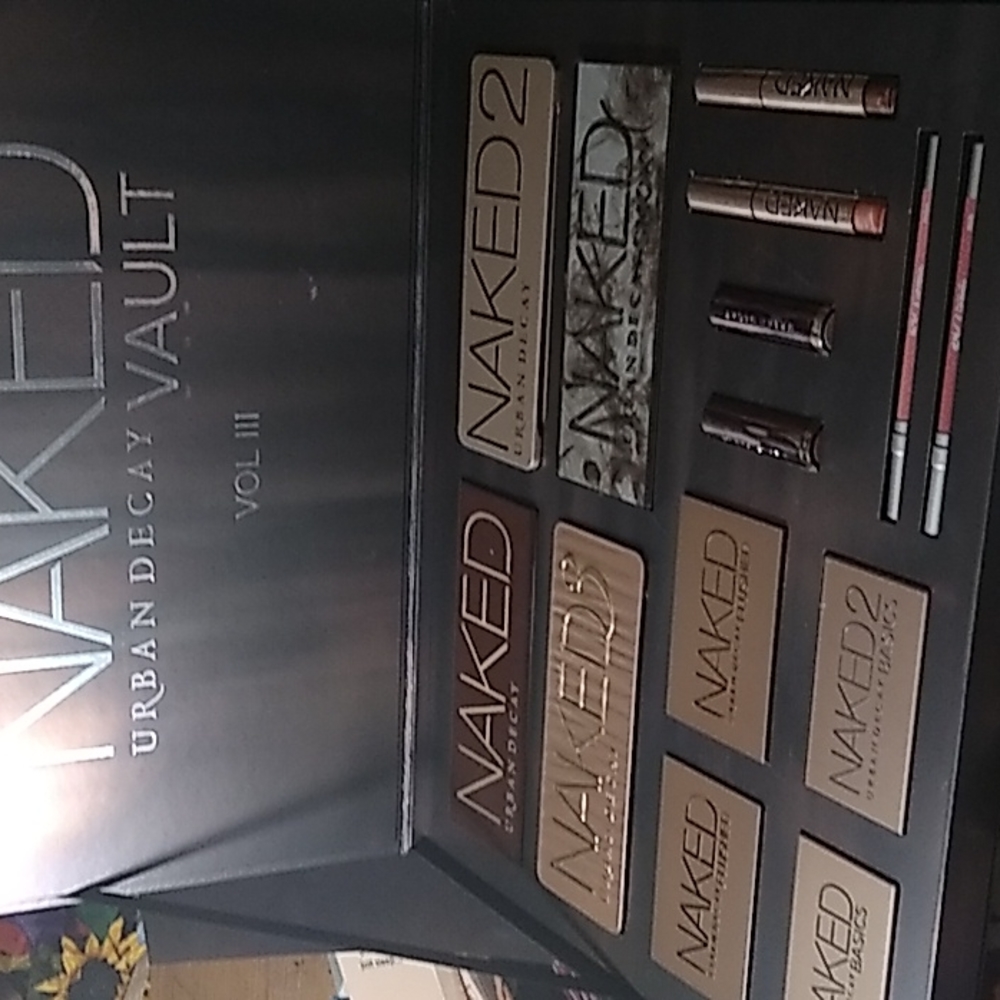 URBAN DECAY NAKED MAKEUP VAULT VOLUME THREE